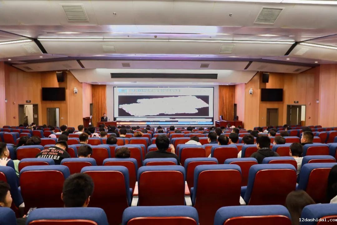 我校成功举办“无人机+GIS融合发展助力智能建造”专题讲座在我校图书信息大厦东报告厅举行